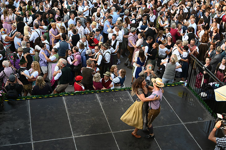 Tanzmeisterin Katharina Mayer leitete wieder den Tanz beim Kocherlball 2025, unterstützt wurde sie von Magnus Kaindl  (©Foto: Ingrid Grossmann)